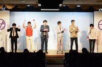 テープカットをする（左から）エルシャラカーニ、磁石、ザ・ギース。