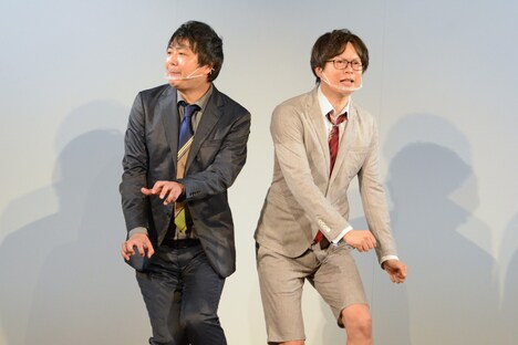 「NとSでビタッ！」とポーズを決める磁石。