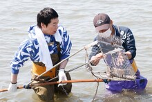 ハマグリ漁を体験する今田耕司（左）。(c)日本テレビ