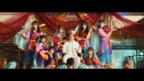 霜降り明星せいやが出演する、ラストアイドル新曲「君は何キャラット？」のワンシーン。