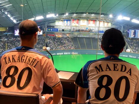 ファーストピッチの前に、 札幌ドーム内の場内アナウンスを担当したティモンディ。(c)STV
