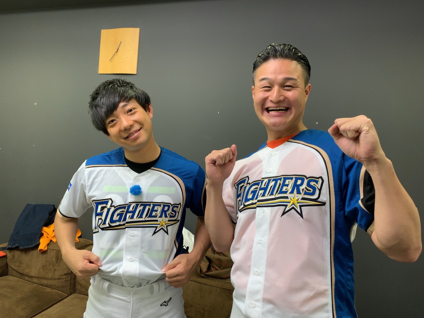 札幌ドームでプロ野球のファーストピッチに臨んだティモンディ。(c)STV