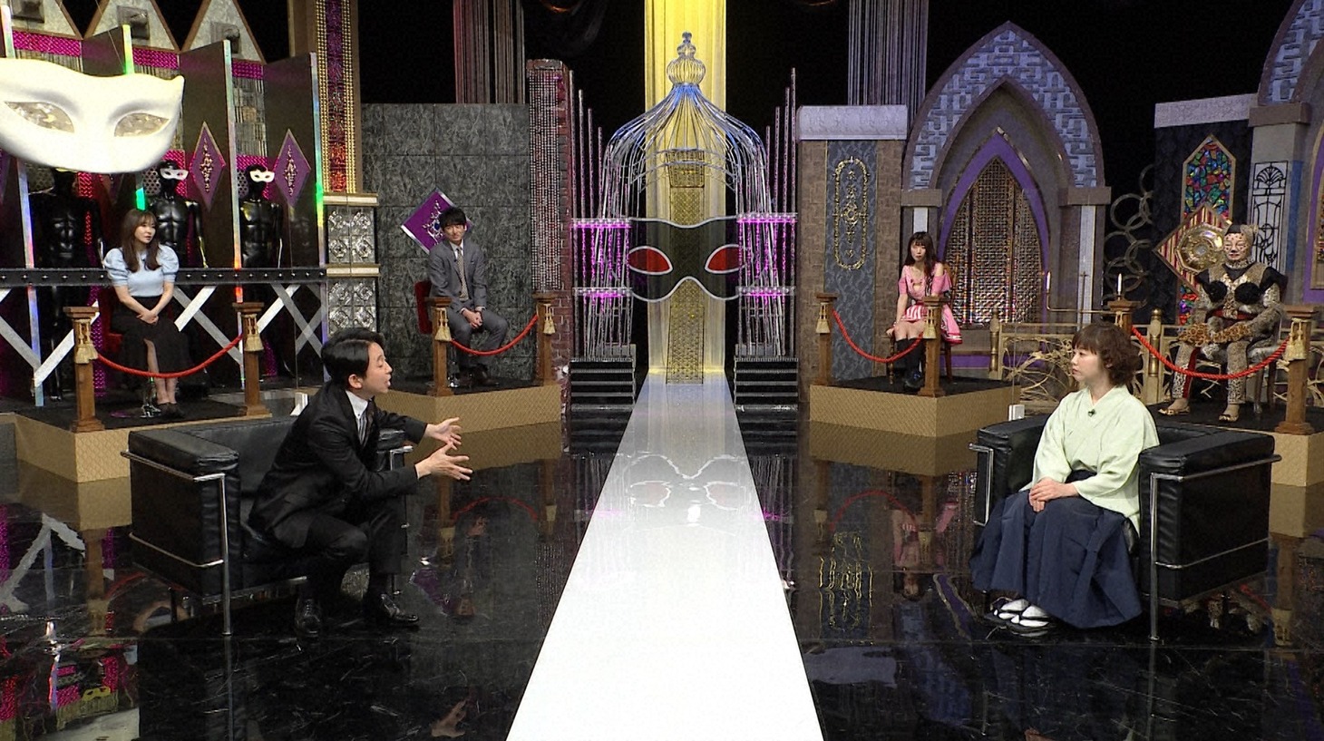 左から有吉弘行、春風亭ぴっかり☆。(c)日本テレビ