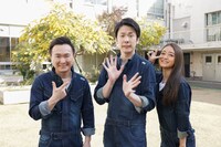 左からかまいたち、池田美優。