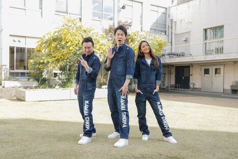 左からかまいたち、池田美優。