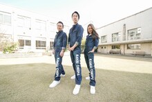 左からかまいたち、池田美優。