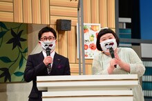 会見に同席したすっちー（左）、酒井藍（右）。