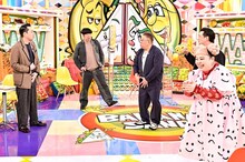 「バナナサンドSP」に出演するバナナマン、サンドウィッチマンとゲストの渡辺直美（右端）。(c)TBS
