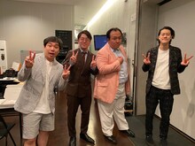 ママタルト（中央2人）とシークレットゲストとして登場した霜降り明星。