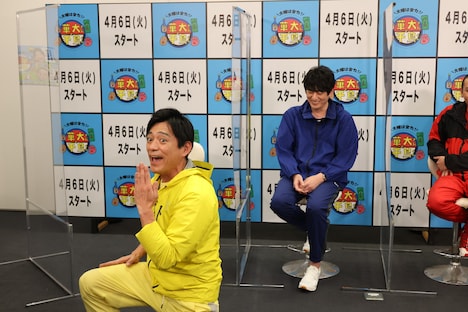 リモート取材会で博多華丸（左）がですよ。のモノマネをしたワンシーン。