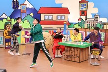 かまいたち濱家（左端）が出演するワンシーン。