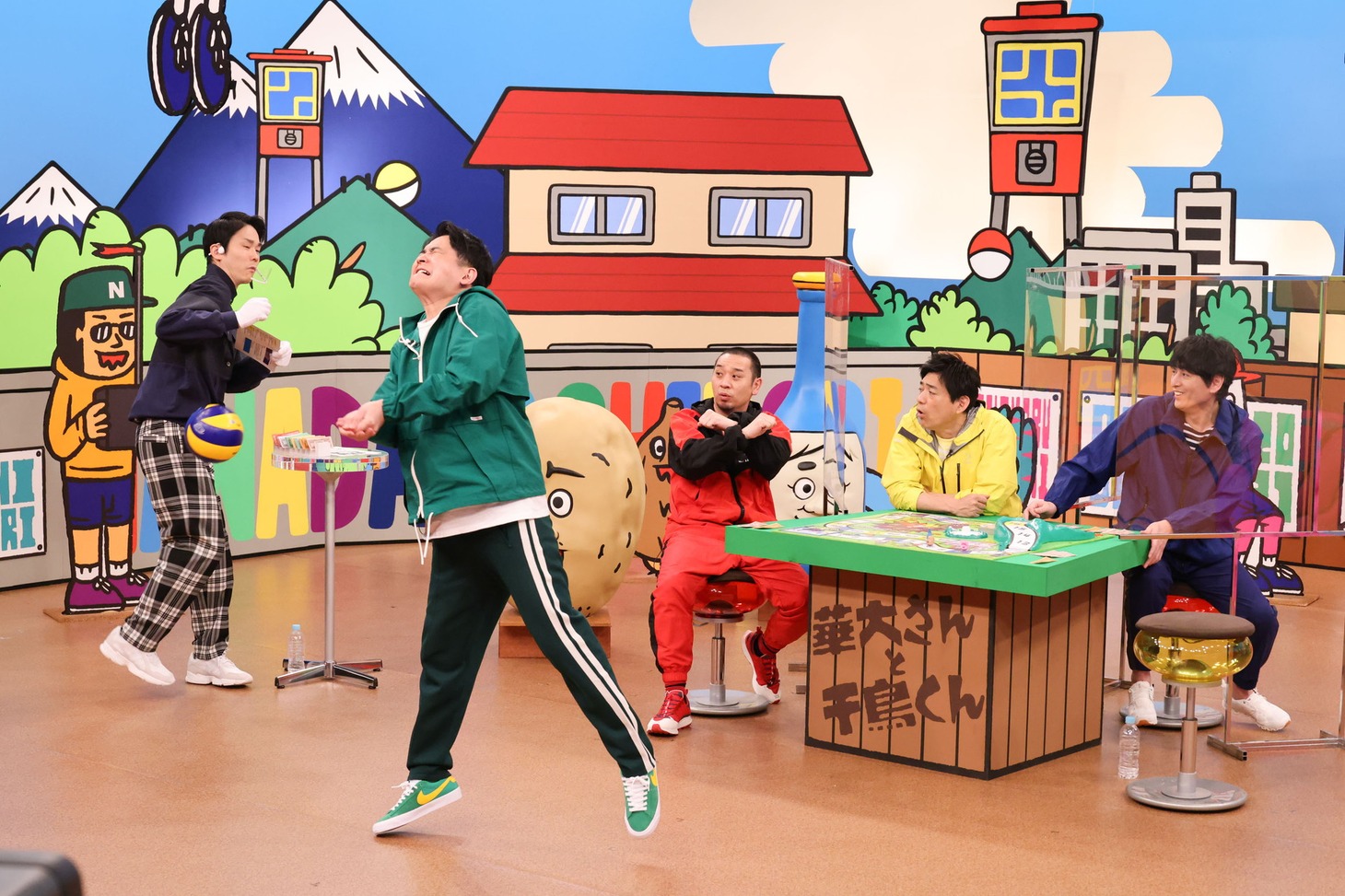 かまいたち濱家（左端）が出演するワンシーン。