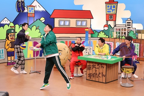 かまいたち濱家（左端）が出演するワンシーン。