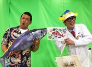 「魚が食べたい！ ～地魚さがして3000港～」MCの山口智充とゲストのさかなクン。(c)BS朝日