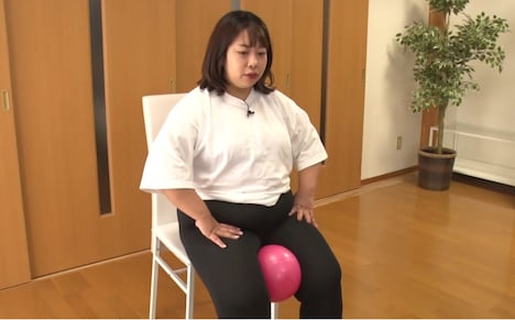 ビニールボールを脚に挟んでスリムになる効果があるかどうか検証する、駆け抜けて軽トラ・餅田コシヒカリ。(c)中京テレビ