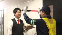 サスペンダーズが提案する「カラオケ店員入室タイミング師」のVTRのワンシーン。(c)テレビ朝日