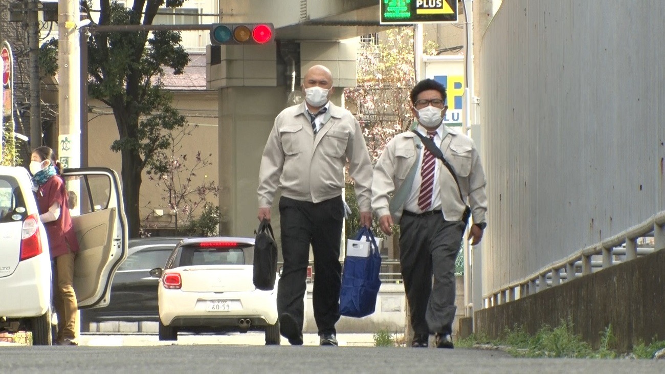 「サイン特定師」に扮する鬼越トマホーク。(c)テレビ朝日