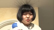 「それって!?実際どうなの課」で自身の体に静電気をチャージして、対処法の真偽を検証するおかずクラブ・オカリナ。(c)中京テレビ