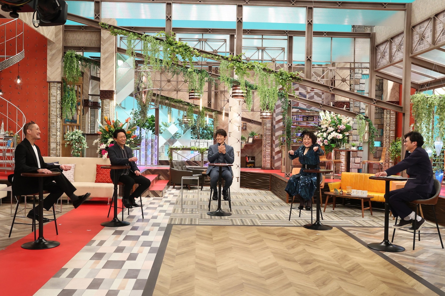 「TOKIOカケル」に出演する（左から）松岡昌宏、城島茂、鈴木亮平、フォーリンラブ・バービー、国分太一。(c)フジテレビ