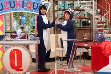 鈴木亮平とフォーリンラブ・バービー。(c)フジテレビ