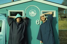 「旅するサウナ」に出演する（左から）エレキコミックやつい、飯島寛騎。(c)BS-TBS