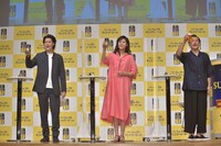 「パーフェクトサントリービール」を掲げる（左から）粗品、松嶋菜々子、吉田鋼太郎。