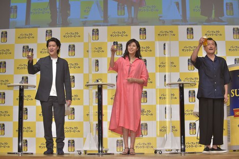 「パーフェクトサントリービール」を掲げる（左から）粗品、松嶋菜々子、吉田鋼太郎。