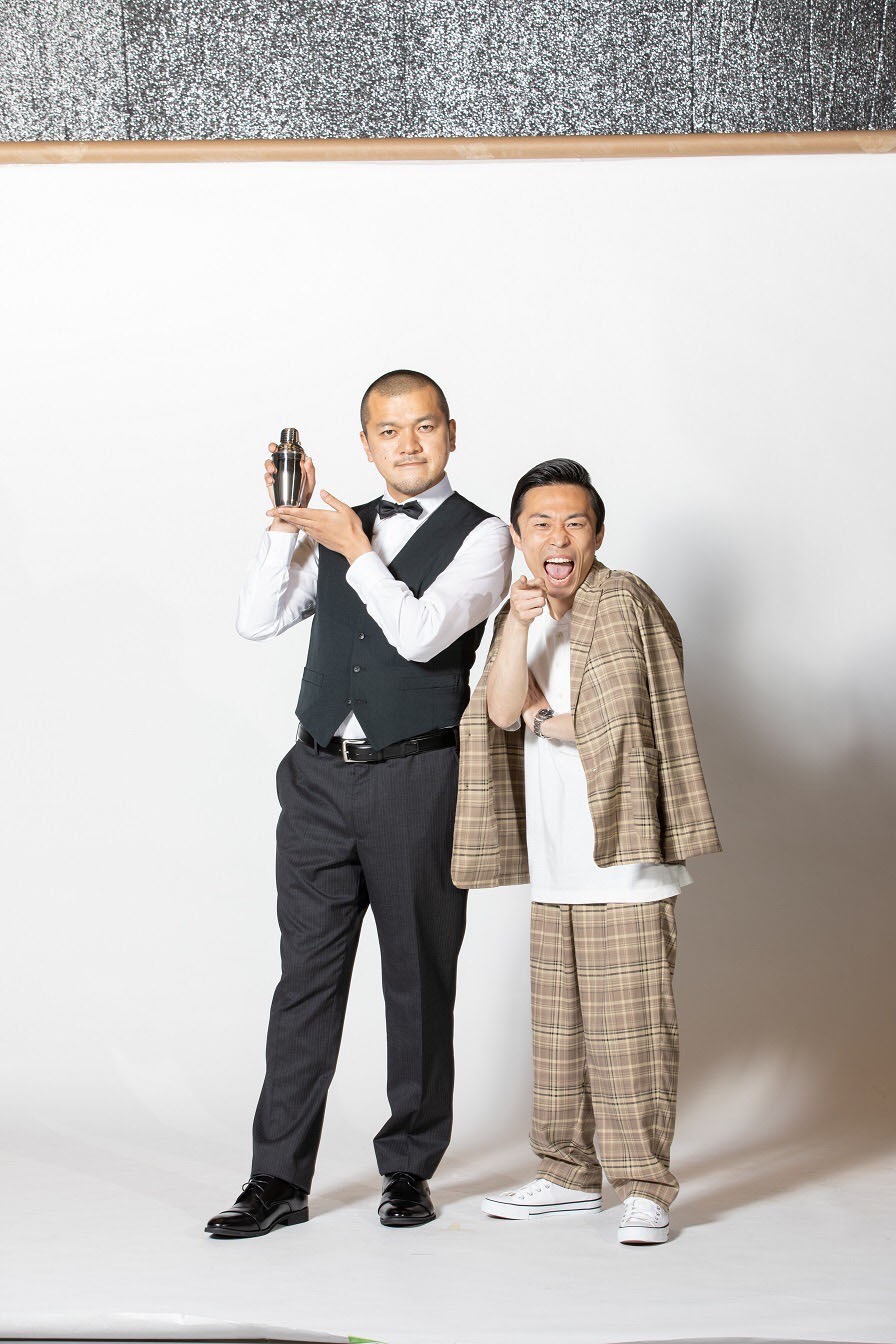 「シネマBAR」に出演するカミナリ。左が映画に詳しくないマスターまなぶ、右が映画好きの常連客たくみ。