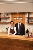 「喫茶ソルセオ」に出演するカミナリ。