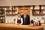 「喫茶ソルセオ」に出演するカミナリ。左が物知り店長たくみ、右が悩みを抱えて店に駆け込んでくる常連客まなぶ。