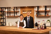 「喫茶ソルセオ」に出演するカミナリ。左が物知り店長たくみ、右が悩みを抱えて店に駆け込んでくる常連客まなぶ。