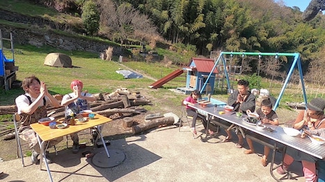 EXITと廣川家。(c)フジテレビ