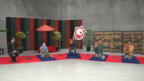 すゑひろがりず(右)が小鼓のレクチャーを受ける様子。(c)テレビ朝日
