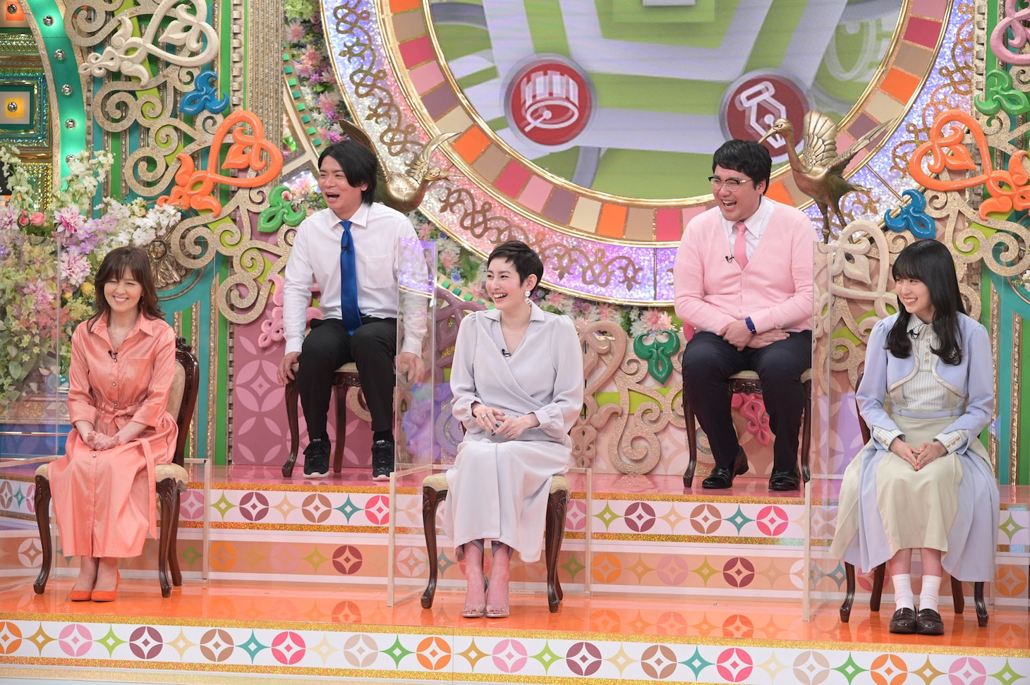 「消しゴムはんこの才能ランキング」のワンシーン。（前列左から）石野真子、早見あかり、賀喜遥香。（後列）マヂカルラブリー。