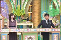 アシスタントの玉巻映美アナウンサーとMCの浜田雅功（右）。