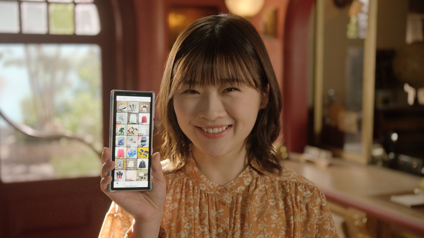 CM「メゾンメルカリ・屋上での出会い」編より。