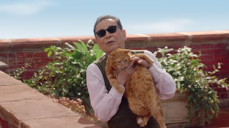 CM「メゾンメルカリ・屋上での出会い」編より。