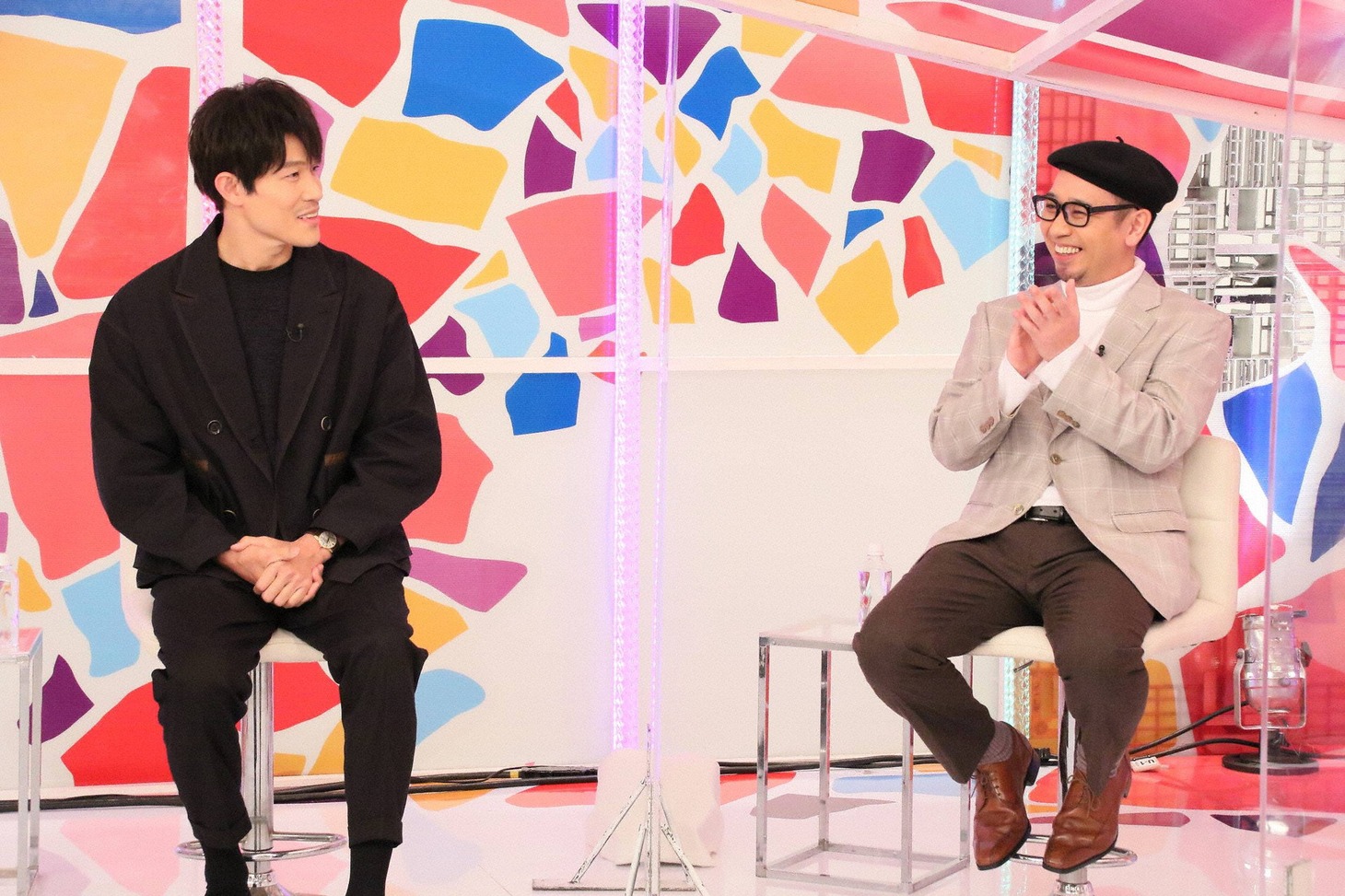 （左から）鈴木亮平と千鳥・大悟。(c)フジテレビ
