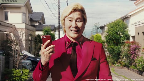 「歩く楽しさ ウォーキング」編のカズレーザー。