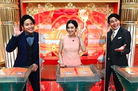 MCの桐山照史（左）、平成ノブシコブシ（右）、ゲストMCの中村アン（中央）。(c)TBS