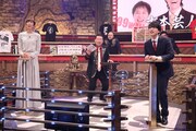 大林素子（左）と吉本興業の小菅マネージャー（右）のクイズ対決の様子。