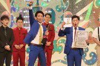 ネイビーズアフロが新人賞を受賞した際のワンシーン。(c)関西テレビ