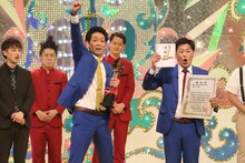 ネイビーズアフロが新人賞を受賞した際のワンシーン。(c)関西テレビ