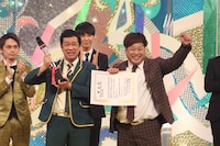 プラス・マイナス（中央）が奨励賞を受賞した際のワンシーン。(c)関西テレビ