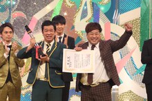 プラス・マイナス（中央）が奨励賞を受賞した際のワンシーン。(c)関西テレビ