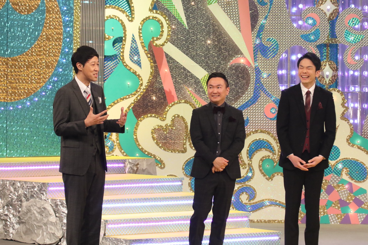 大賞受賞の祝福に駆けつけた小籔千豊（左）と、かまいたち。(c)関西テレビ