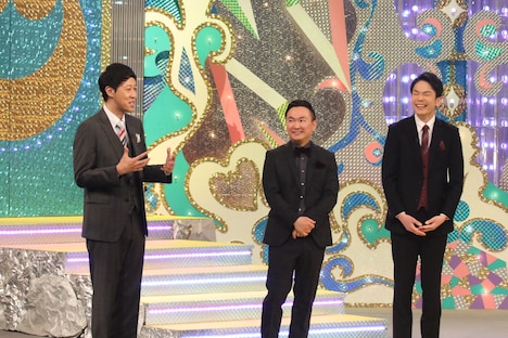 大賞受賞の祝福に駆けつけた小籔千豊(左)と、かまいたち。(c)関西テレビ