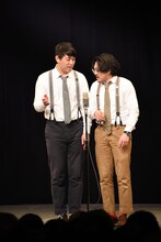 漫才を披露するオズワルド。