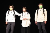 ユニットコント「あたらしいとうきょう」のワンシーン。伊藤沙莉（中央）とオズワルド。