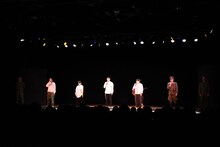 エンディングではオズワルド畠中作詞、作曲の歌を全員で歌唱。